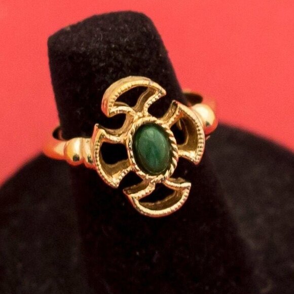 Medieval Vintage Emerald Green Ring By Avon Size 7 F13 - Picture 1 of 3
